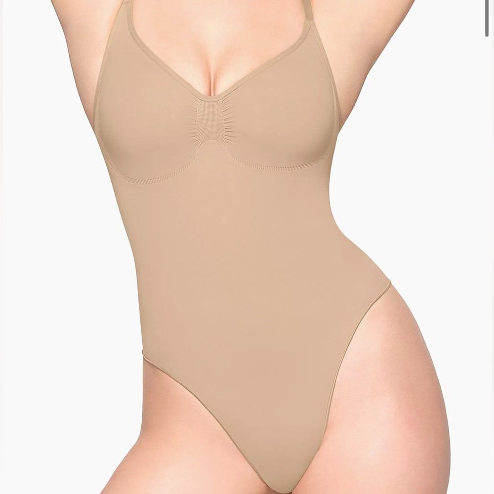 SKIMS
Seamless Sculpt Thong Bodysuit
nwot